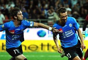 I giocatori del Novara esultano dopo un gol (Getty Images)