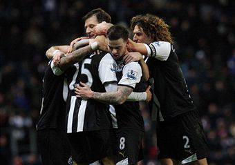 I giocatori del Newcastle esultano dopo un gol (Getty Images)
