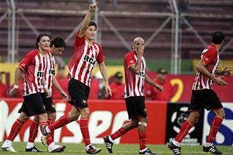 I giocatori dell'Estudiantes festeggiano dopo un gol (Getty Images)