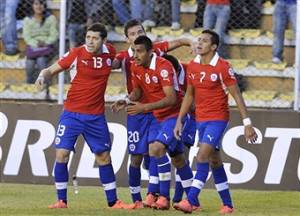 Arturo Vidal del Cile festeggia con alcuni compagni dopo un gol