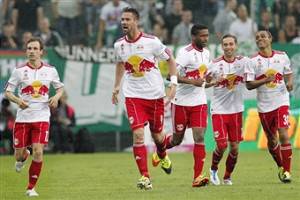I giocatori del Salisburgo festeggiano dopo un gol (Getty Images)