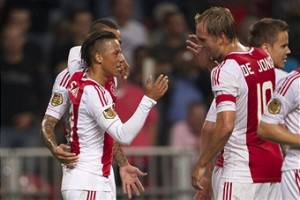 I giocatori dell' Ajax esultano dopo un gol (Getty Images)