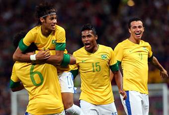 I giocatori brasiliani festeggiano dopo un gol (Getty Images)