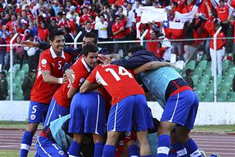 I giocatori del Cile esultano dopo un gol (getty Images)