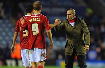 I giocatori dello Swindon incitati dall'allenatore Paolo Di Canio (Getty Images)