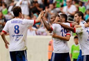 I giocatori del Lione esultano dopo un gol (getty Images)