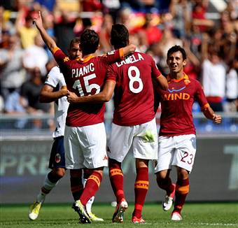 I giocatori della Roma esultano dopo un gol (getty Images)