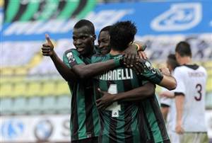 I giocatori del Sassuolo esultano dopo un gol (getty Images)