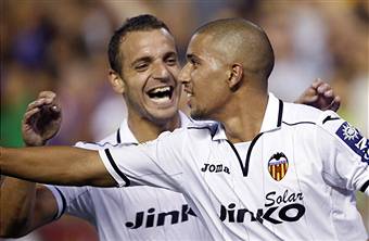 I giocatori del Valencia esultano dopo un gol (getty Images)