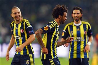 I giocatori del Fenerbahce esultano dopo un gol (Getty Images)