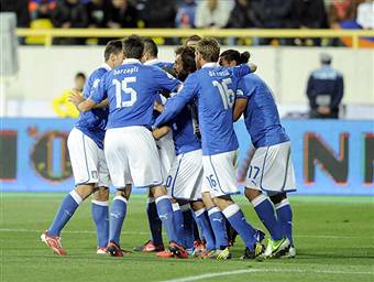 I giocatori dell' Italia esultano dopo un gol (Getty Images)