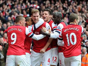 I giocatori dell'Arsenal esultano dopo un gol (Getty Images)