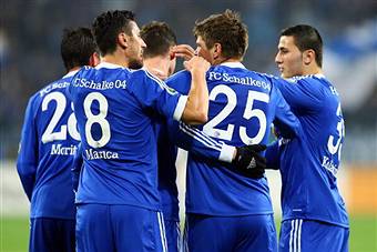 I giocatori dello Schalke esultano dopo un gol (getty Images)