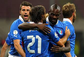 I giocatori dell' Italia esultano dopo un gol (getty Images)