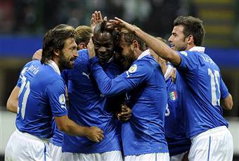 I giocatori dell' Italia esultano dopo un gol (Getty Images)