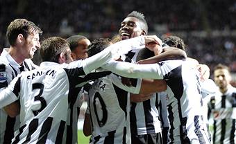 I giocatori del Newcastle esultano dopo un gol (getty Images)