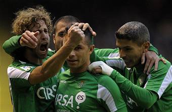 I giocatori del Betis esultano dopo un gol (getty Images)