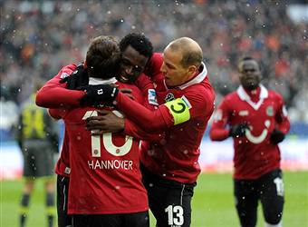 I giocatori dell'Hannover esultano dopo un gol (Getty images)
