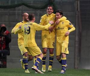 I giocatori del Verona esultano dopo un gol (Getty Images)