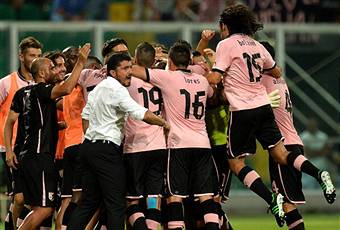I giocatori del Palermo esultano dopo un gol (getty Images)