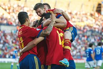 I giocatori della Spagna Under 21 esultano dopo un gol (getty Images)