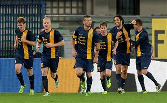 I giocatori del Verona esultano dopo un gol (getty Images)