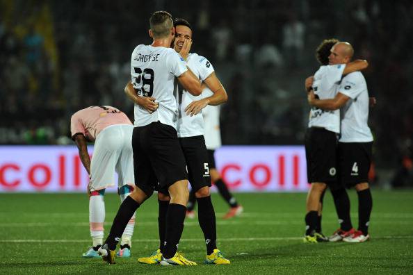 I giocatori dello Spezia festeggiano una vittoria (Getty Images) 