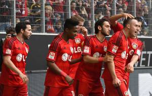 I giocatori del Leverkusen esultano dopo un gol (Getty Images) 