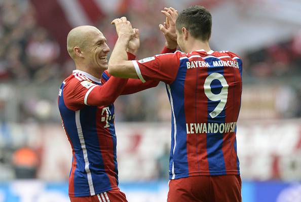 Robben e Lewandowski esultano dopo un gol (Getty Images) 