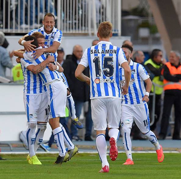 I giocatori del Pescara esultano dopo un gol (Getty Images) 