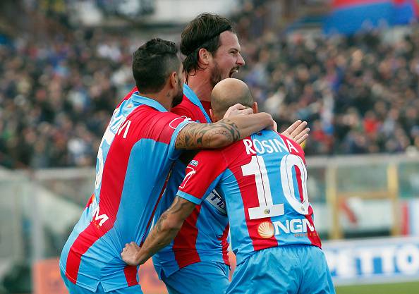 I giocatori del Catania esultano dopo un gol (Getty Images)