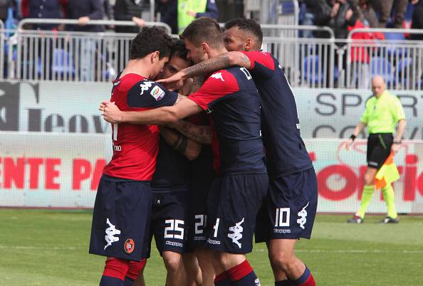 I giocatori del Cagliari esultano dopo un gol (Getty)